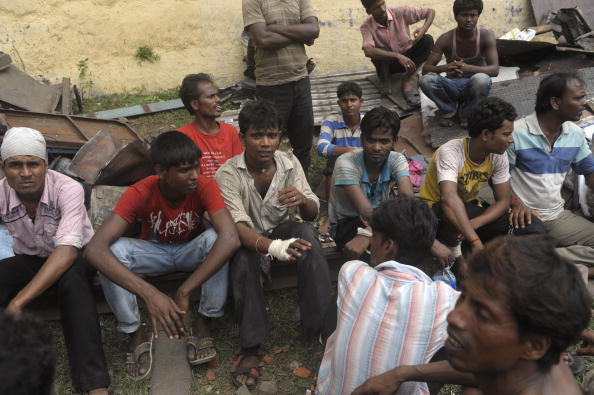 На месте крушения поездов в Индии найден живой ребенок. Фоторепортаж