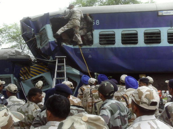 Железнодорожная катастрофа в Индии: столкнулись два поезда, погибли 15 человек, 40 пострадали