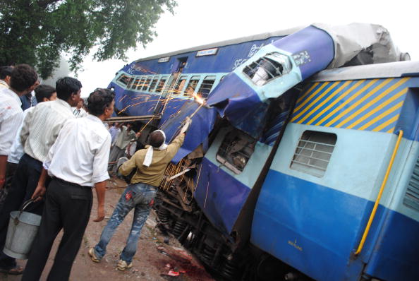 Железнодорожная катастрофа в Индии: столкнулись два поезда, погибли 15 человек, 40 пострадали