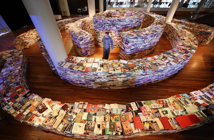 Лабиринт из 250 тысяч книг aMAZEme создали бразильские художники в Лондоне
