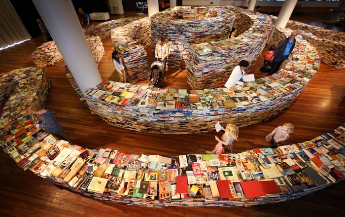 Лабиринт из 250 тысяч книг aMAZEme создали бразильские художники в Лондоне