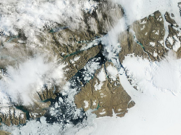 От ледника Петерманна на северо-западе Гренландии вновь откололся огромный айсберг. Фото: nasa.gov