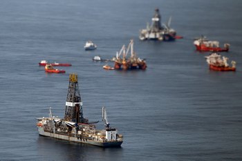 В Мексиканском заливе была замечена новая разлившаяся нефть на воде. Разлившаяся нефть была замечена спасателями, ликвидирующими последствия аварии нефтяной скважины 