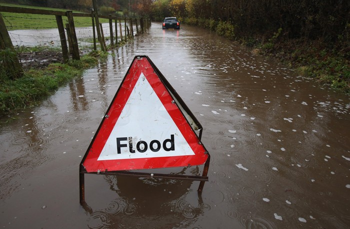 Непрерывные дожди и сильный ветер привели к наводнениям в Великобритании