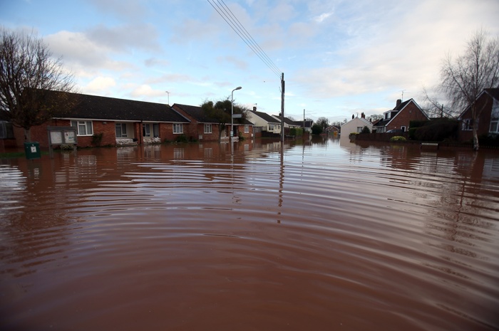 Наводнения в большей части Великобритании создали  хаос