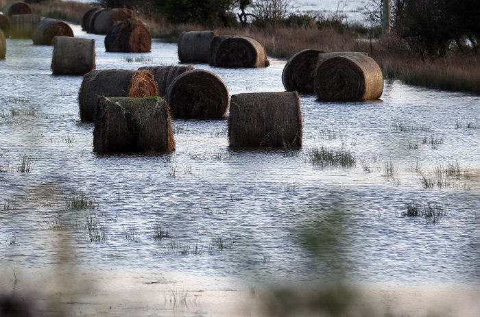 Наводнения в большей части Великобритании создали  хаос