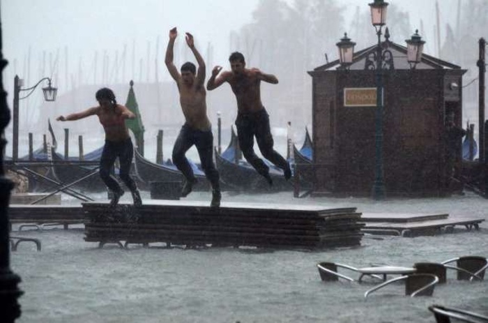 Наводнение в Венеции: туристы плавают на площади Сан-Марко