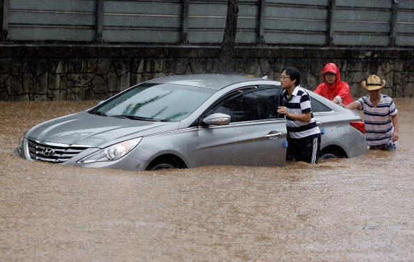 Наводнение в Южной Корее оставило без крова более 11 тысяч человек, два рыбака пропали без вести