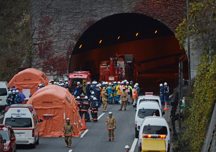 В Японии произошло обрушение автомобильного тоннеля, есть жертвы