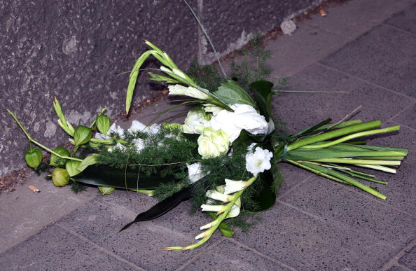 Дуйсбург, Германия. В память о погибших на фестивале Love Parade зажжены свечи и возложены цветы. Фоторепортаж