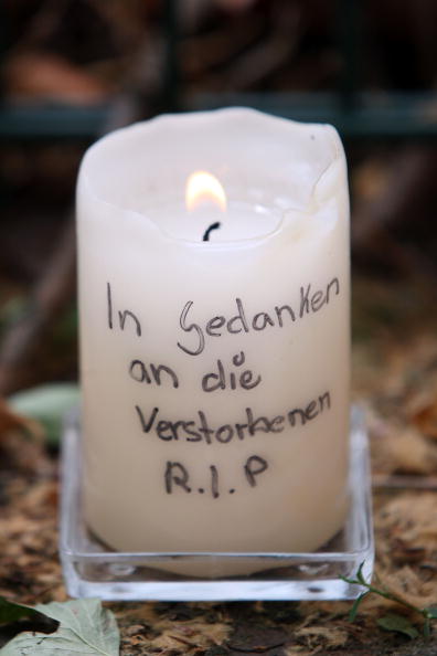 Дуйсбург, Германия. В память о погибших на фестивале Love Parade зажжены свечи и возложены цветы. Фоторепортаж