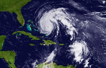 Ураган  в Атлантике "Эрл" приблизился к штату Северной Каролины, на побережье объявлена ЧС