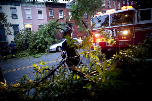 Ураган в  Нью-Йорке.  За рулем автомобиля погибла женщина, пять человек пострадали