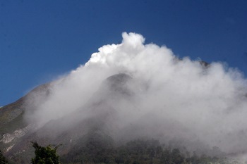 Вулкан Синабун на острове Суматра предвещает новые беды. Фото: ATAR/AFP/Getty Images