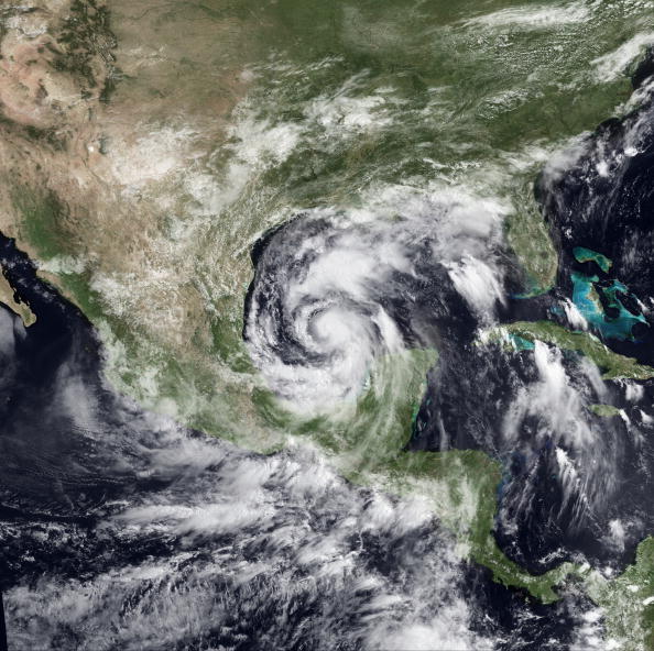 Тропический ураган «Алекс» достигает побережья Мексиканского залива. Фоторепортаж