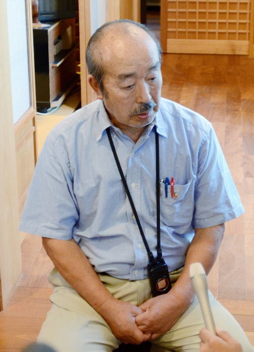 Коджи Ямамото, отец японской журналистки Мики Ямамото, отвечает на вопросы в Tsuru, префектура Яманаси, 21 августа 2012 года, после известия о смерти дочери. Фото: JIJI PRESS/AFP/GettyImages