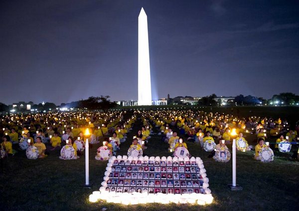 Свечи горят в Вашингтоне