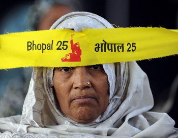 Индийские активисты устроили митинг, посвященный 25-летней годовщине в память о жертвах газового отравления 1984 года в Бхопале. Фото: Indranil Mukherjee/AFP/Getty Images 