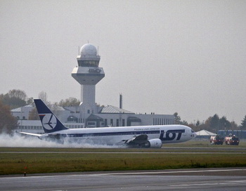 Аэропорт Варшавы из-за аварийной посадки Боинга-767 будет закрыт на сутки. Фото: WOJTEK RADWANSKI/AFP/Getty Images
