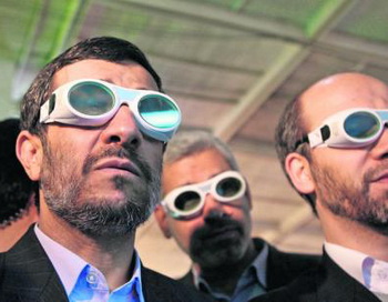 Иранский президент Махмуд Ахмадинешад (слева) продолжает вести ядерную программу вопреки международным предупреждениям. Фото: abendblatt.de