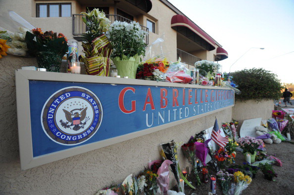 Габриэль Гиффордс, член конгресса США,  получила пулевое ранение в голову, а еще 6 избирателей застрелены неизвестным