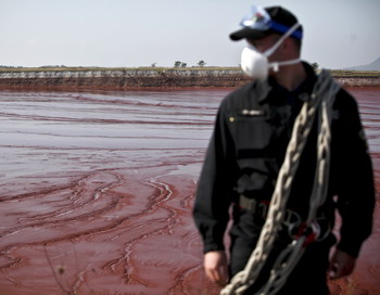 В Венгрии токсичный «красный шлам» распространился на  40 квадратных км