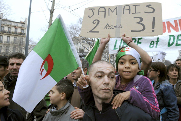 В Алжире проходят антиправительственные демонстрации. Фото: PIERRE ANDRIEU, BORIS HORVAT,  PIERRE VERDY/AFP/Getty Images