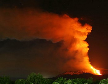 Вулкан Этна проснулся и начал извергаться