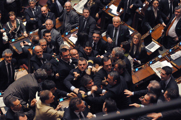 Берлускони остался у власти в Италии, но теряет доверие  своих избирателей