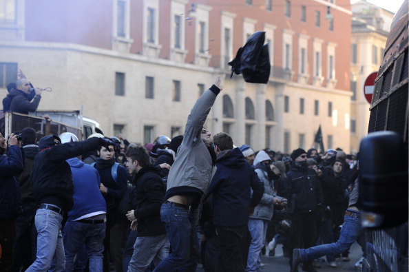 Берлускони остался у власти в Италии, но теряет доверие  своих избирателей