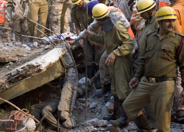 Обрушение пятиэтажного дома в Дели: из-под завалов извлечены тела 60 погибших