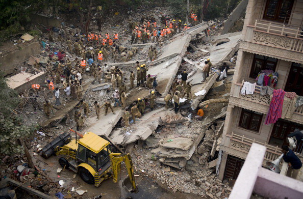 Обрушение пятиэтажного дома в Дели: из-под завалов извлечены тела 60 погибших