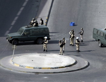 Манама, Бахрейн: силы безопасности принимают меры против демонстрантов