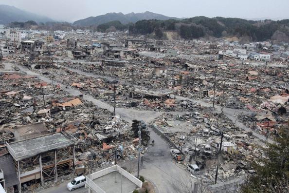 В Японии число жертв землетрясения превысило 6 500 человек. Фоторепортаж. Фото: ROSLAN RAHMAN, NICHOLAS KAMM, JIJI PRESS, NICOLAS ASFOURI, KIM JAE-HWAN, PHILIPPE LOPEZ, MIKE CLARKE/AFP/Getty Images