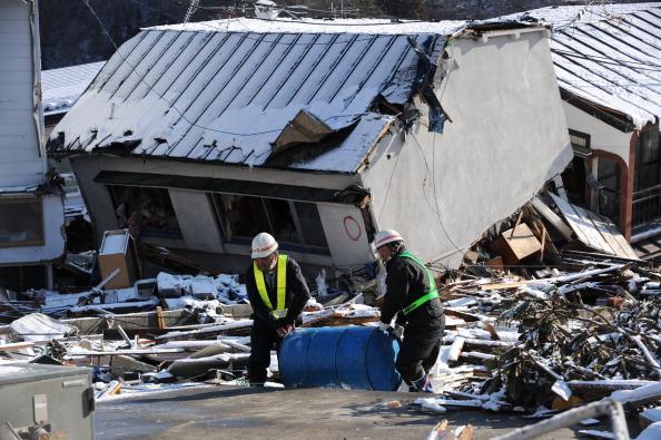 В Японии число жертв землетрясения превысило 6 500 человек. Фоторепортаж. Фото: ROSLAN RAHMAN, NICHOLAS KAMM, JIJI PRESS, NICOLAS ASFOURI, KIM JAE-HWAN, PHILIPPE LOPEZ, MIKE CLARKE/AFP/Getty Images