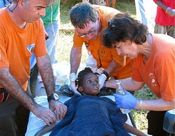 Шестилетняя девочка была спасена на Гаити - в течение шести дней она была погребена под обломками. Фото с сайта theepochtimes.com 