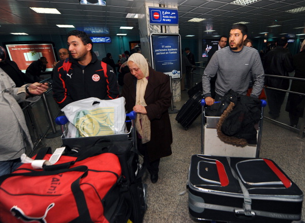 Эвакуация из Ливии сотрудников-иностранцев задерживается. Фоторепортаж. Фото: BEN BORG CARDONA, MARTIN BUREAU, ALBERTO PIZZOLI, FETHI BELAID/AFP/Getty Images