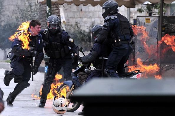 Греция парализована всеобщей забастовкой. Фоторепортаж. Фото: ARIS MESSINIS, LOUISA GOULIAMAKI, MILOS BICANSKI/AFP/Getty Images