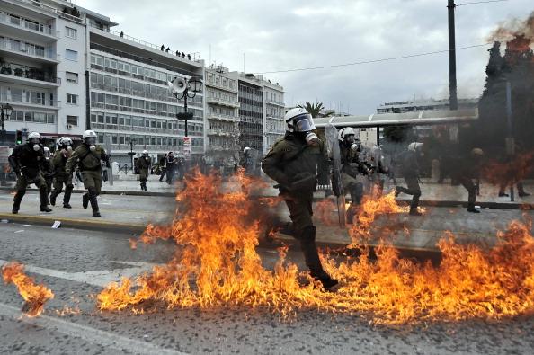 Греция парализована всеобщей забастовкой. Фоторепортаж. Фото: ARIS MESSINIS, LOUISA GOULIAMAKI, MILOS BICANSKI/AFP/Getty Images