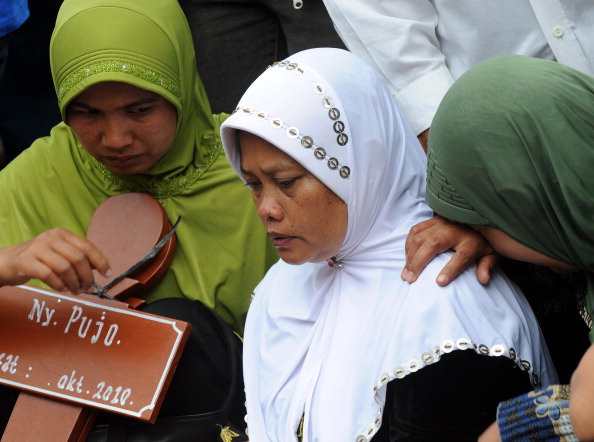 В Индонезии растет число жертв цунами