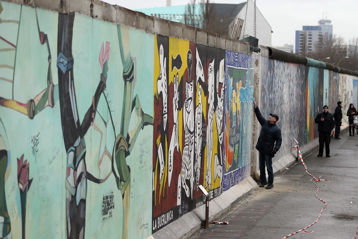 Берлинскую стену с многочисленными граффити на ней демонтируют