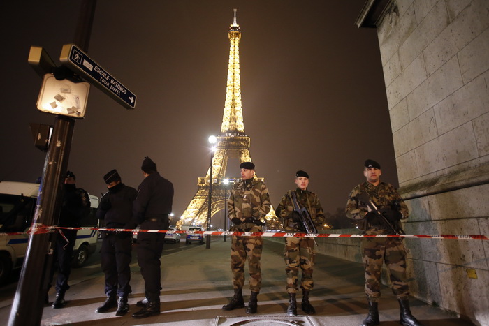 Угроза взрыва в Эйфелевой башне оказалась ложной. Фото: THOMAS COEX/AFP/Getty Images