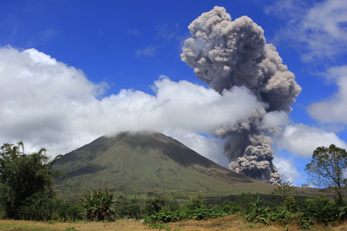 Вулкан Локон на севере Индонезии вновь активизировал свою деятельность