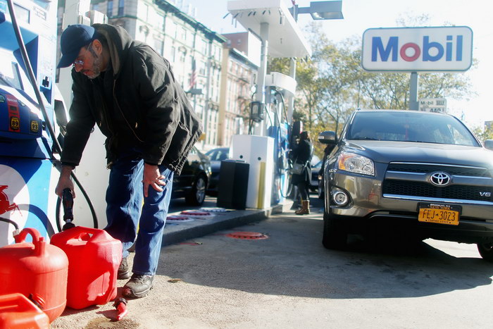Последствия двух ураганов в США: власти вынуждены нормировать продажу бензина