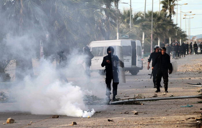 Демонстрации в Тунисе: полиция применила слезоточивый газ
