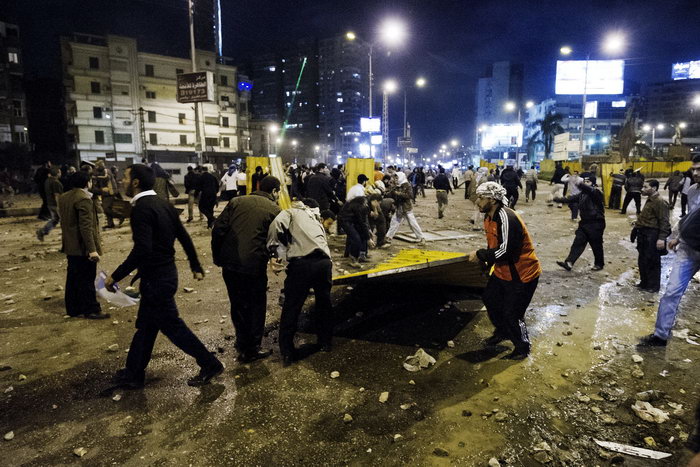 Более 200 человек пострадали в столкновениях  у президентского дворца в Египте