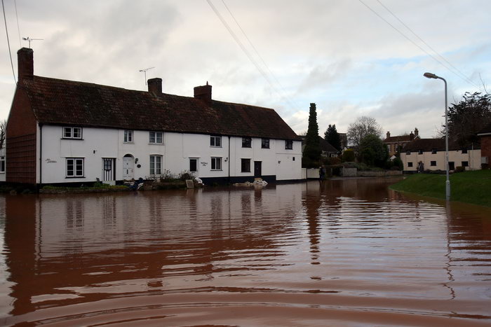 Великобритания: проливные дожди не прекращаются, погибли два человека