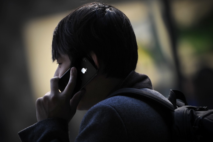 Левши прикладывают телефон к левому уху, даже если им неудобно. Фото: WANG ZHAO/AFP/Getty Images