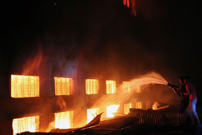 Пожар на фабрике в Бангладеш: число жертв превысило 120 человек