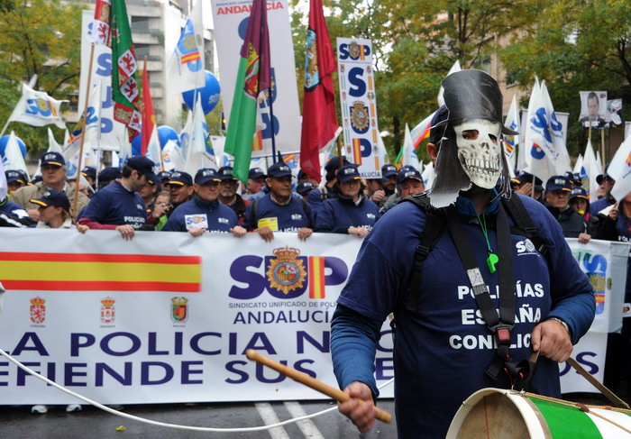 Тысячи полицейских протестуют в Мадриде против снижения зарплаты